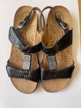 Dr Andrew Weil Women's Black Slingback Sandals with Decorative Geometric Accent